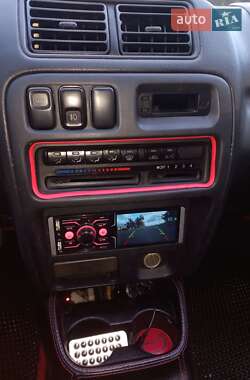 Хэтчбек Mazda 323 1998 в 