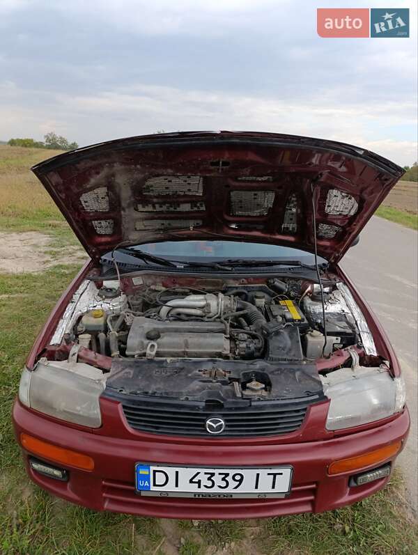 Седан Mazda 323 1996 в Ровно