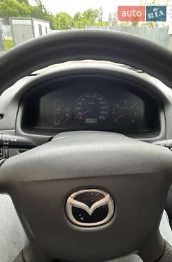 Хетчбек Mazda 323 2001 в 