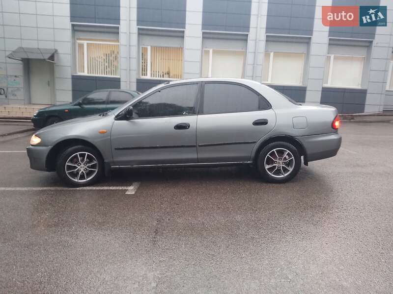 Седан Mazda 323 1995 в 