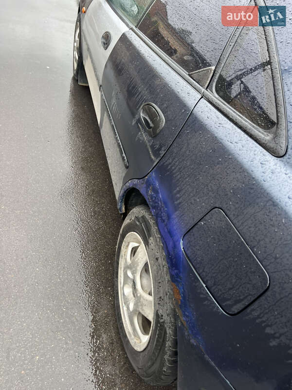 Хетчбек Mazda 323 1998 в Чернівцях
