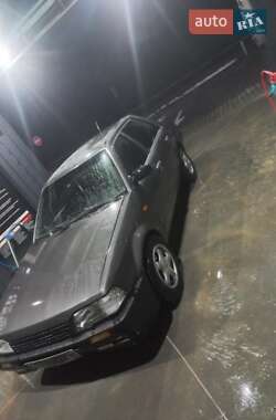 Седан Mazda 323 1989 в Рудниках