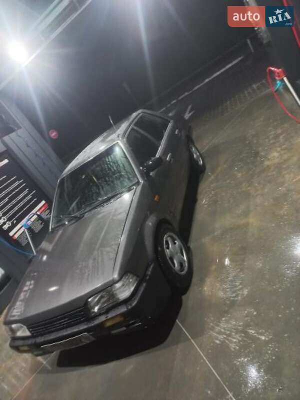 Седан Mazda 323 1989 в 