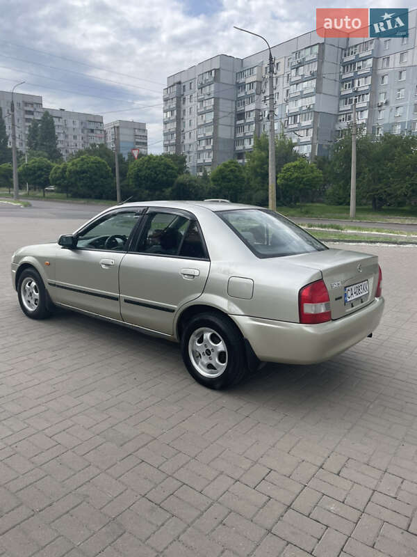 Седан Mazda 323 1998 в Черкасах