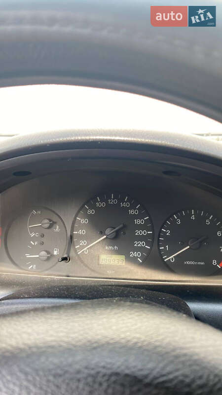 Седан Mazda 323 1998 в Киеве