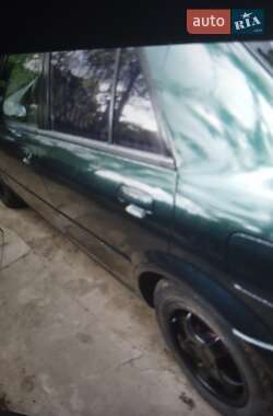 Седан Mazda 323 1998 в 