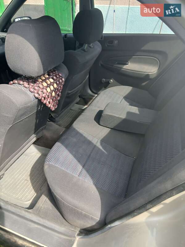 Седан Mazda 323 1995 в Кореці