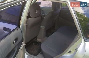 Хэтчбек Mazda 323 2003 в 