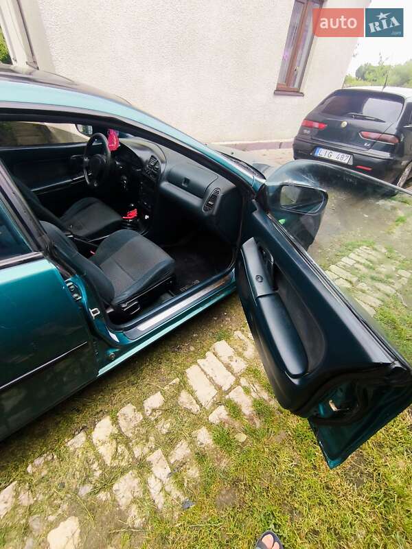 Хэтчбек Mazda 323 1996 в Глыбокой
