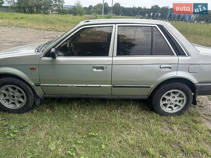 Седан Mazda 323 1989 в Черновцах