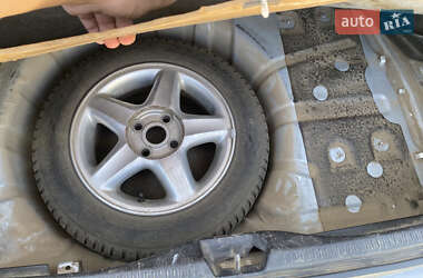 Седан Mazda 323 1998 в 