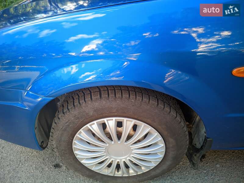 Хэтчбек Mazda 323 2001 в Киеве