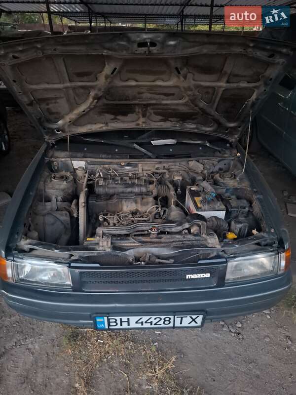 Седан Mazda 323 1990 в 