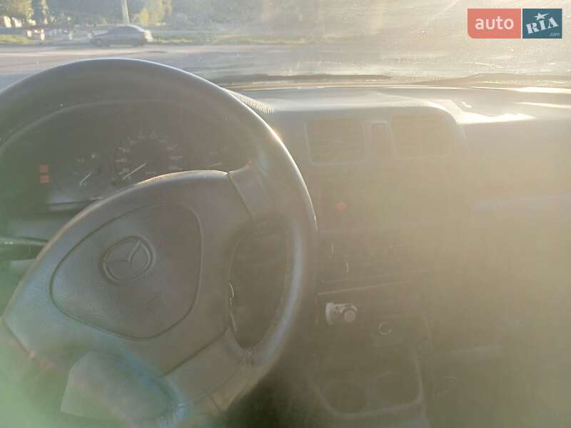 Седан Mazda 323 1998 в Черкассах