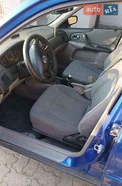 Хэтчбек Mazda 323 2003 в 