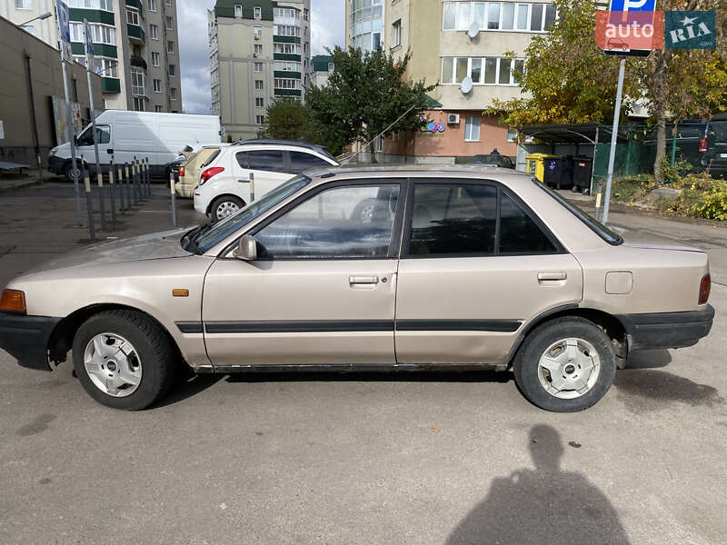 Седан Mazda 323 1996 в Ровно