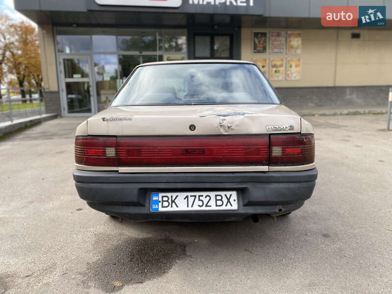 Седан Mazda 323 1996 в Ровно