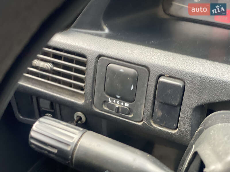 Седан Mazda 323 1996 в Ровно