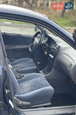 Седан Mazda 323 1999 в 
