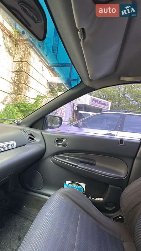 Седан Mazda 323 1996 в Миколаєві