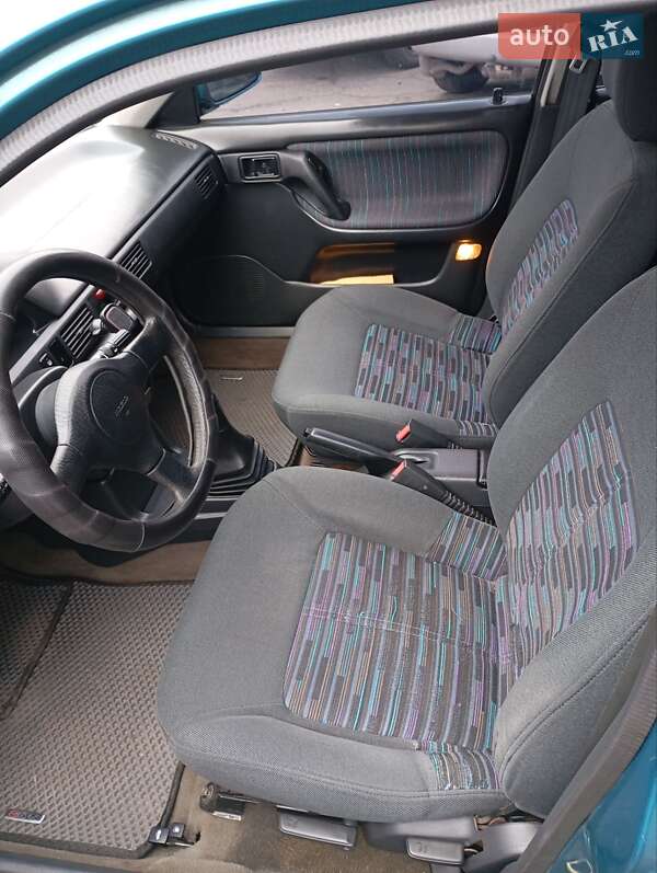 Седан Mazda 323 1995 в Кам'янському