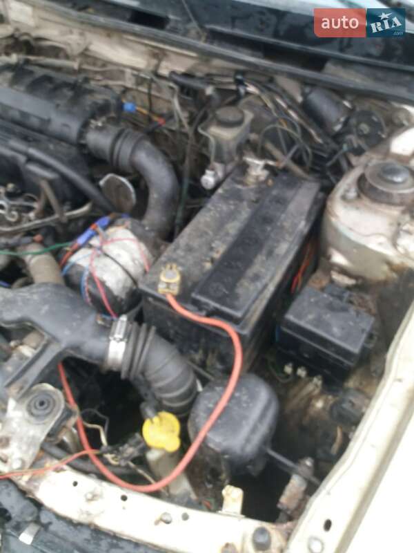 Седан Mazda 323 1992 в Новомиргороде