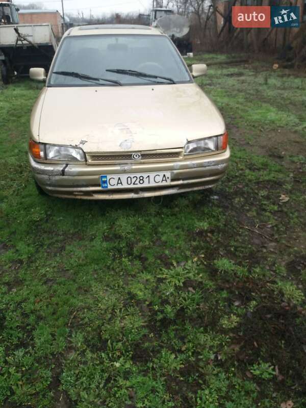 Седан Mazda 323 1992 в Новомиргороде