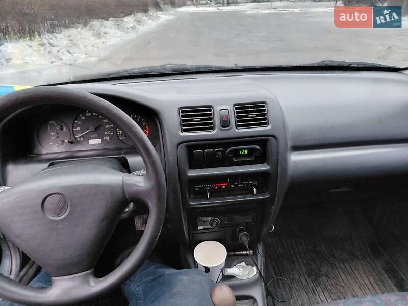Седан Mazda 323 1997 в Черновцах