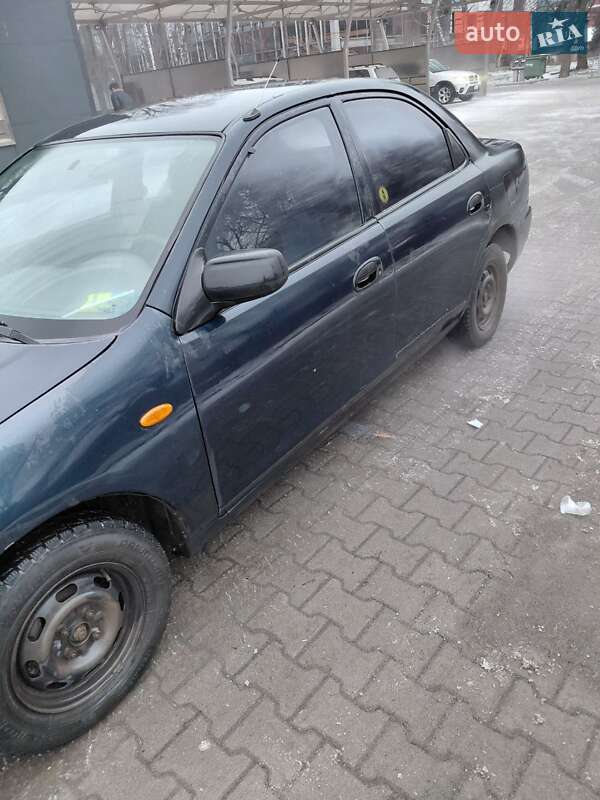Седан Mazda 323 1997 в Черновцах