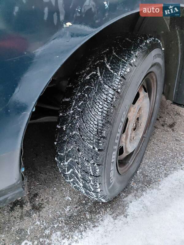 Седан Mazda 323 1997 в Черновцах