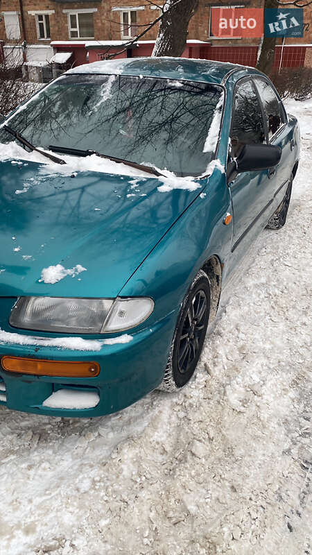 Седан Mazda 323 1996 в Черновцах