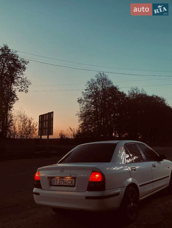 Седан Mazda 323 1999 в Уланові