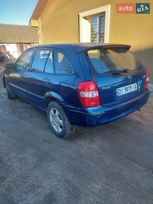 Хетчбек Mazda 323 2001 в Сарнах