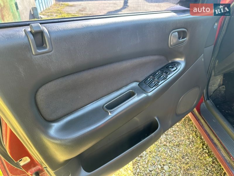 Седан Mazda 323 1997 в Черноморске