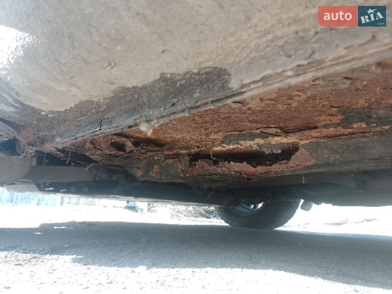 Седан Mazda 323 2002 в Ріпках