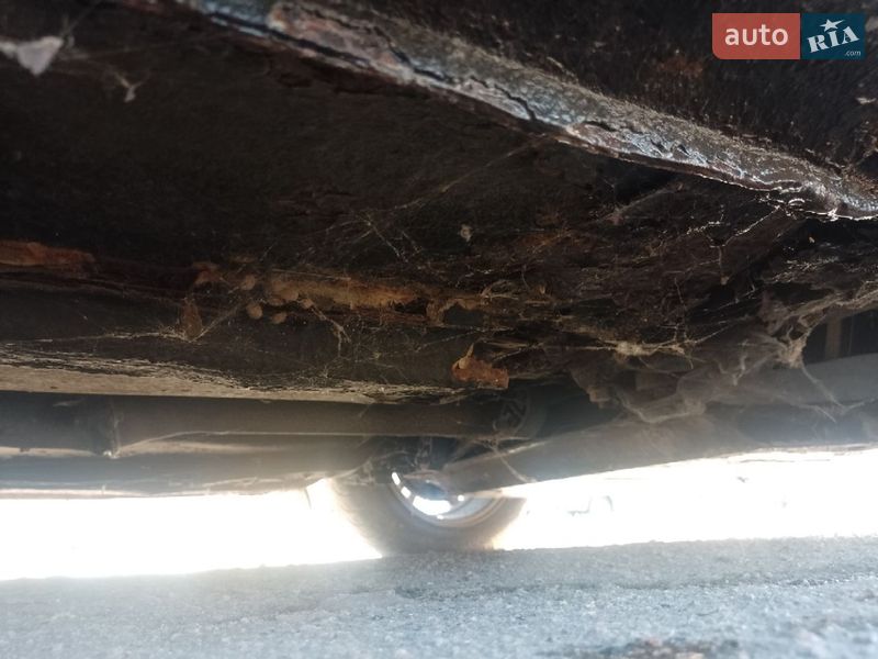 Седан Mazda 323 2002 в Ріпках