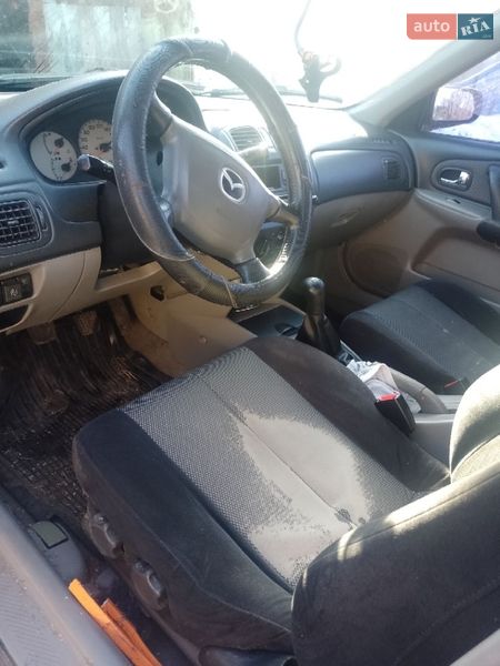 Седан Mazda 323 2002 в Ріпках