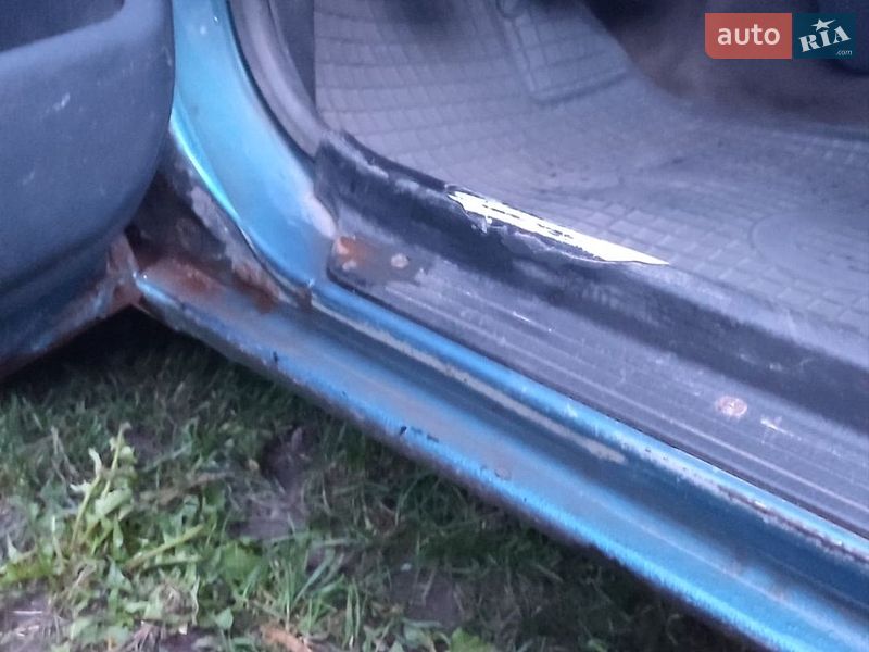 Седан Mazda 323 1993 в Кременце