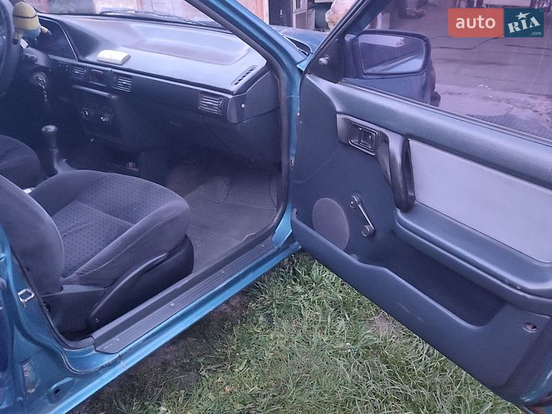 Седан Mazda 323 1993 в Кременце
