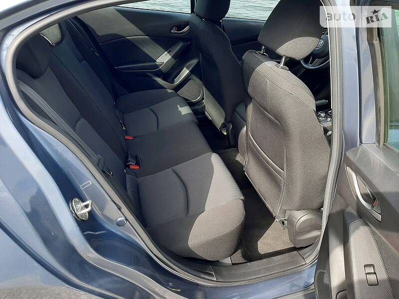 Седан Mazda 3 2016 в Дніпрі