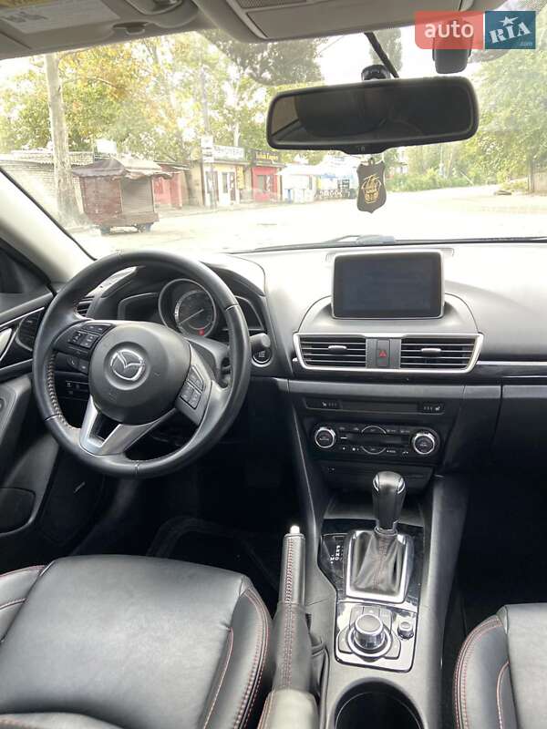 Седан Mazda 3 2015 в Николаеве