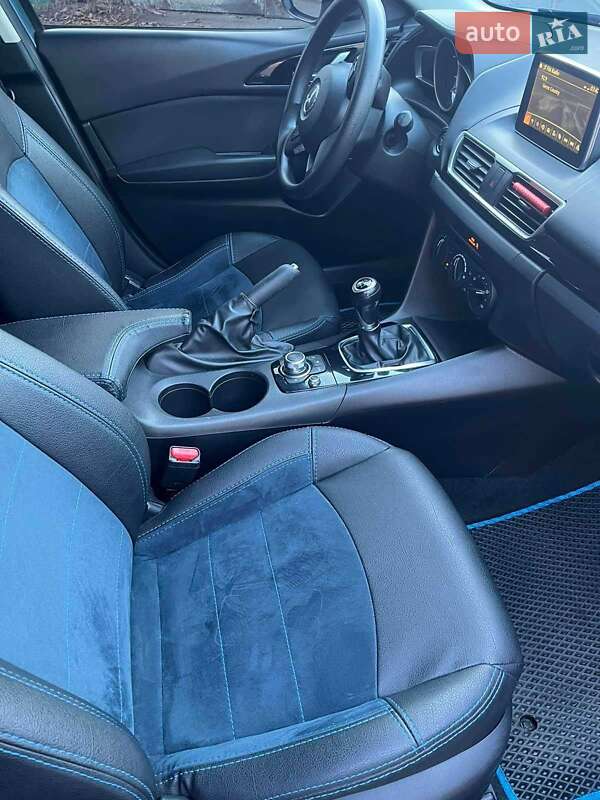 Хэтчбек Mazda 3 2016 в Днепре