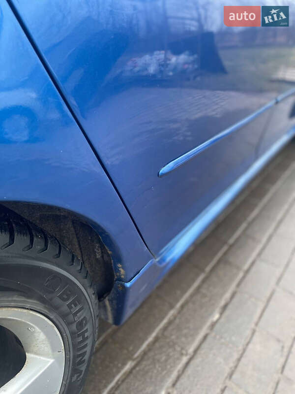 Седан Mazda 3 2004 в Нововолынске