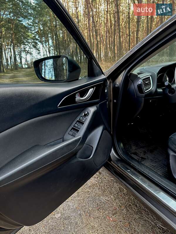 Седан Mazda 3 2016 в Звягелі