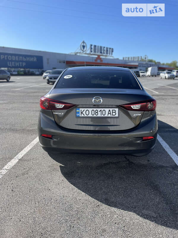 Седан Mazda 3 2015 в Ужгороде