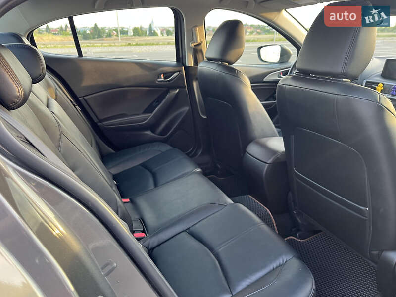 Седан Mazda 3 2017 в Львові