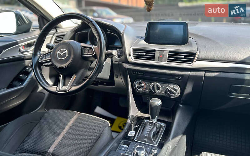 Седан Mazda 3 2018 в Черновцах