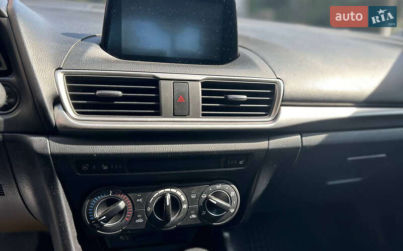 Седан Mazda 3 2018 в Черновцах