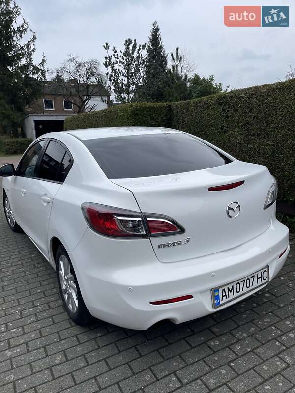 Седан Mazda 3 2011 в Коростене