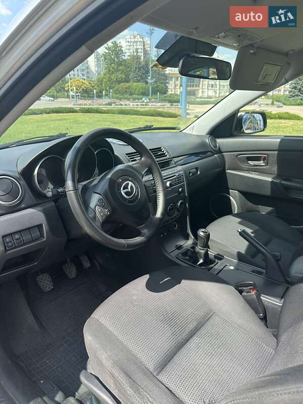 Седан Mazda 3 2007 в Южном